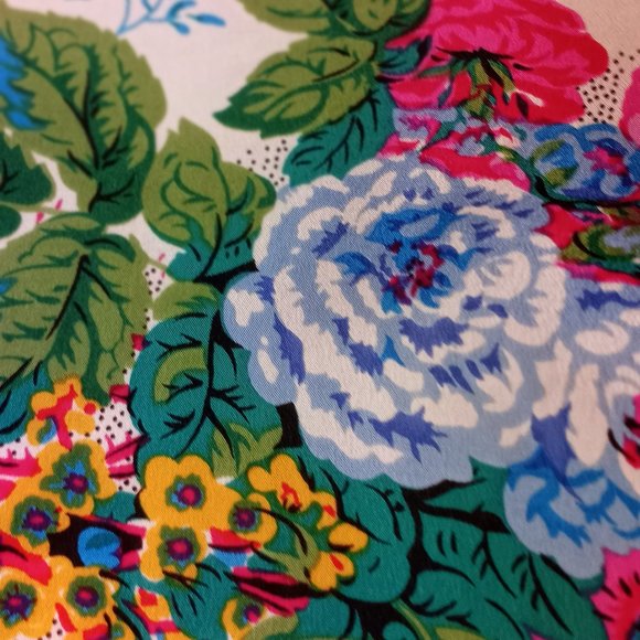 'CLUB 7 ECHO' Large Chintzy Floral 100% Silk Scarf 31" x 31" - Picture 1 of 12